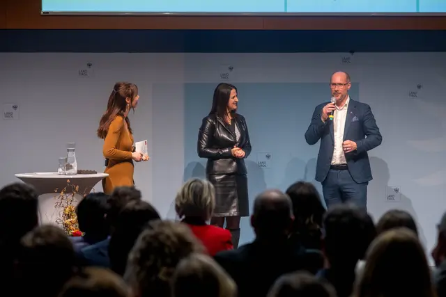 „Familienfreundliche Betriebe sind ein klarer Standortvorteil. Sie erhöhen ihre Attraktivität am Arbeitsmarkt, sichern Fachkräfte und stärken damit langfristig die Wettbewerbsfähigkeit der Tiroler Wirtschaft", betont Wirtschaftslandesrat Mario Gerber. | Foto: Land Tirol/Jovanovic