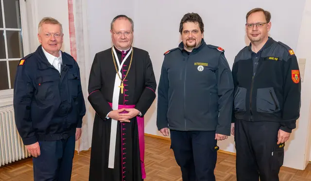 Branddirektor Klosterneuburg Josef Angelmayer, Propst Anton Höslinger Can.Reg.,
Betriebsfeuerwehr-Kommandant Stefan Viktorin-Pomper, Bezirksfeuerwehrkurat Pius Feiler Can.Reg. | Foto: Stift Klosterneuburg/Walter Hanzmann