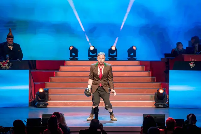 Manfred Obernosterer alias „Noste“ regt mit seinem Lied „Villaco Carnevale“ zum Mitsingen an. | Foto: Foto Knaus