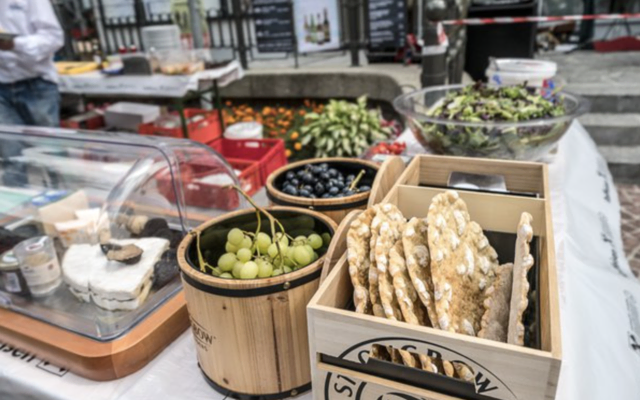 Besucherinnen und Besucher eines Green Events genießen lokale Produkte und nachhaltige Angebote. | Foto: R. Reuter