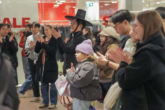 Botschafter Ham Sang Wook unter den begeisterten Zusehern beim K-Pop-Busking | Foto: (c) Hyunwoo Joo