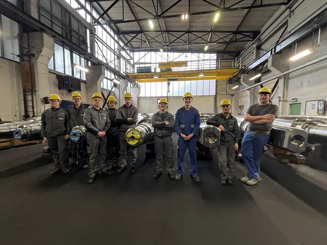 Einige Lehrlinge vor dem fertigen Produkt im Eisenwerk Sulzau Werfen. | Foto: Emanuel Hasenauer