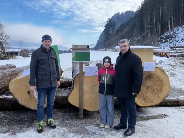 Waldverbandsobmann Josef Fuchs mit LLA-Rotholz-Direktor Josef Stoll mit seiner Tochter Eva.  | Foto: LK Tirol
