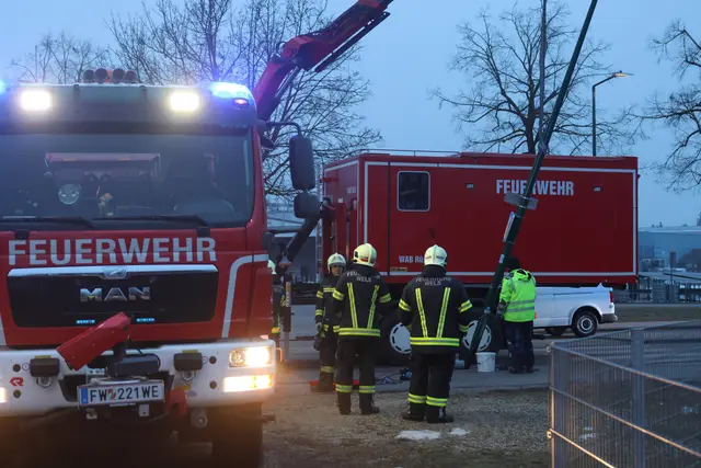 Ein angefahrener Lichtmast in Wels-Pernau drohte umzufallen und musste mittels Kran demontiert werden.