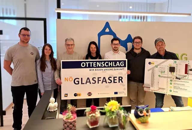 Manuel Zotter (Techniker Swietelsky), Tanja Schmidt (Technikerin kpp), Paul Kirchberger (Bürgermeister), Jutta Sandler (Amtsleitung), Stefan Engelmann (nöGIG), Christoph Weber (Bauleiter Swietelsky), Reinhard Laher (GGR) (v.l.). | Foto: Marktgemeinde Ottenschlag