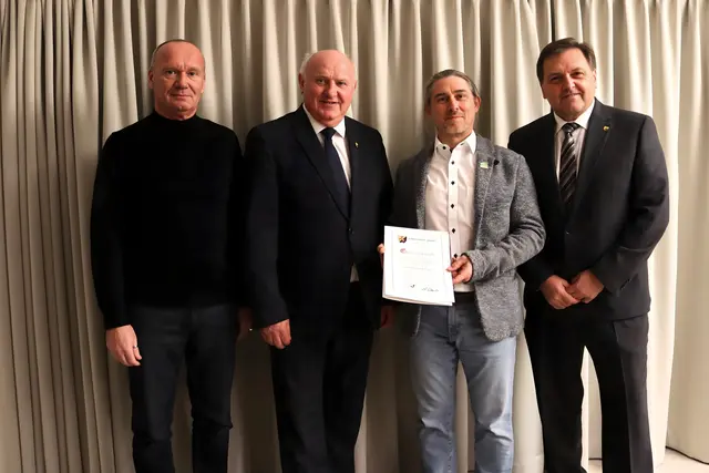 Amtsleiter Robert Ruzak, Bürgermeister Ernst Wendl (SPÖ), Robert Sack (Grüne) und Vizeürgermeister Manfred Mitzl (SPÖ) bei der Übergabe der Ehrenurkunde. | Foto: Gemeinde Himberg