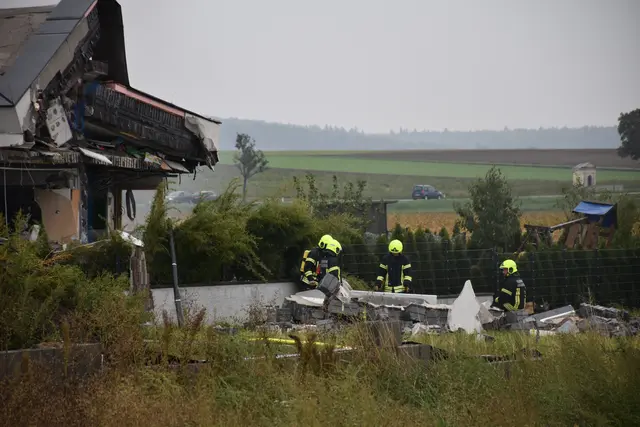 Die Feuerwehren waren stundenlang im Einsatz nach der Gasexplosion in Aspersdorf. | Foto: Alexandra Goll