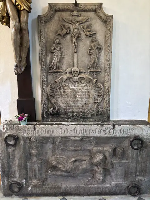 Auch im Inneren der Villacher Jakobskirche sind zahlreiche Grabsteine und Denkmäler zu finden – wie dieser hier, der an die Adelsfamilie Khevenhüller erinnert. | Foto: Peter Kleinrath