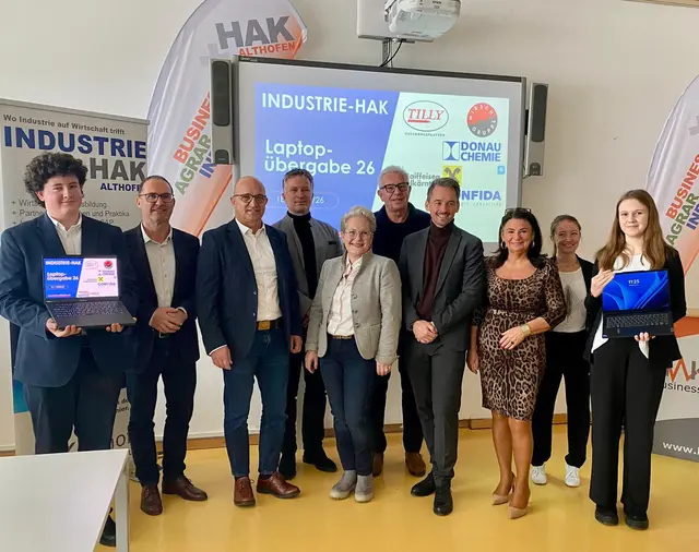 Laptop-Übergabe an die Industrie-HAK-Klasse 1E | Foto: HAK Althofen