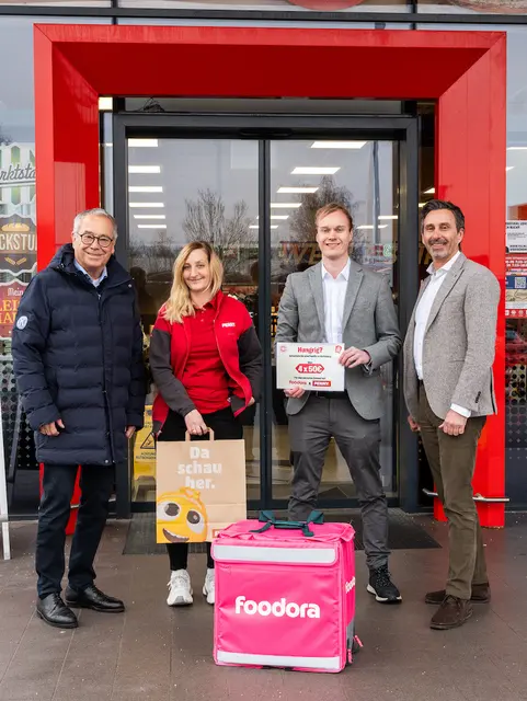 Penny und Foodora unterstützen den Kiwanis Club Wolfsberg mit vier 50-Euro Gutscheinen für 
vier bedürftige Familien in der Region. | Foto: Penny / Paul Breuss