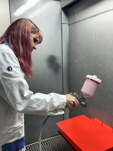 Das Lackieren im Spritzraum erfordert Fingerspitzengefühl.  | Foto: ADLER