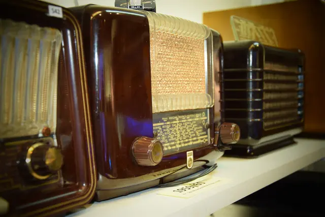 Das Radiomuseum Innsbruck beherbergt über 900 historische Geräte, darunter viele funktionstüchtige Röhrenradios und Tonbänder. | Foto: Richard Schuchter