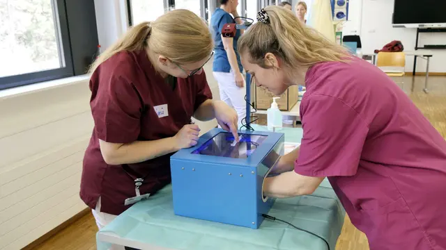 Korrekte Händedesinfektion konnte durchgeführt und überprüft werden.  | Foto: BiZ Zams/Agentur Polak