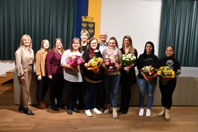 Bürgermeisterin Silvia Riedl-Weixelbraun, Melanie Weichselbaum (Stv. Pflegemanagerin), Claudia Schrammel (Pflegemanagerin), Manuela Fillek, Vizepräsidentin Martina Diesner-Wais, Nadine Rossnagl, Werner Preiss (Vereinsvorsitzender), Sonja Hahn, Eva Holzmann, Nicole Trojan und Rose Ann Hahn. | Foto: Hilfswerk Zwettl
