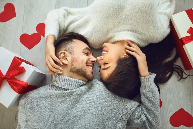 Zum Valentinstag denken viele an Romantik – doch was hält Beziehungen langfristig zusammen? (Symbolfoto) | Foto: Adobe Stock /  Studio Romantic 