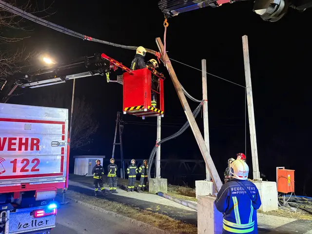 Jemand hatte den Betonblock touchiert, ihn dabei verschoben und den Mast einer Kabelüberspannung für eine Baustelle abgeknickt.  | Foto: FF Pinkafeld