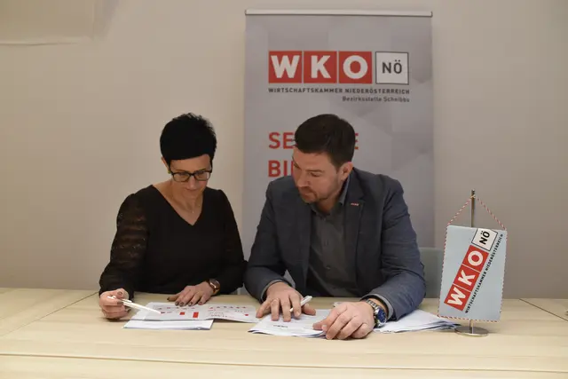 Jahresbilanz in Scheibbs: WKNÖ-Bezirksobfrau Silvia Teufl und Bezirksstellenleiter Augustin Reichenvater bei der Analyse der Zahlen | Foto: Roland Mayr/MeinBezirk Scheibbs