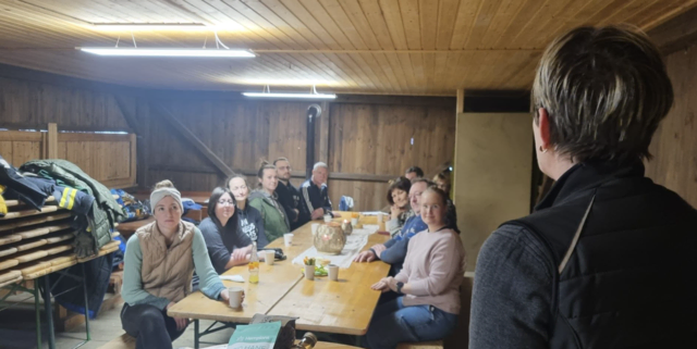 Die Teilnehmer lauschten gespannt der "Einschulung" der Nationalratsabgeordneten. | Foto: Gemeinde Pernegg / Waldviertel