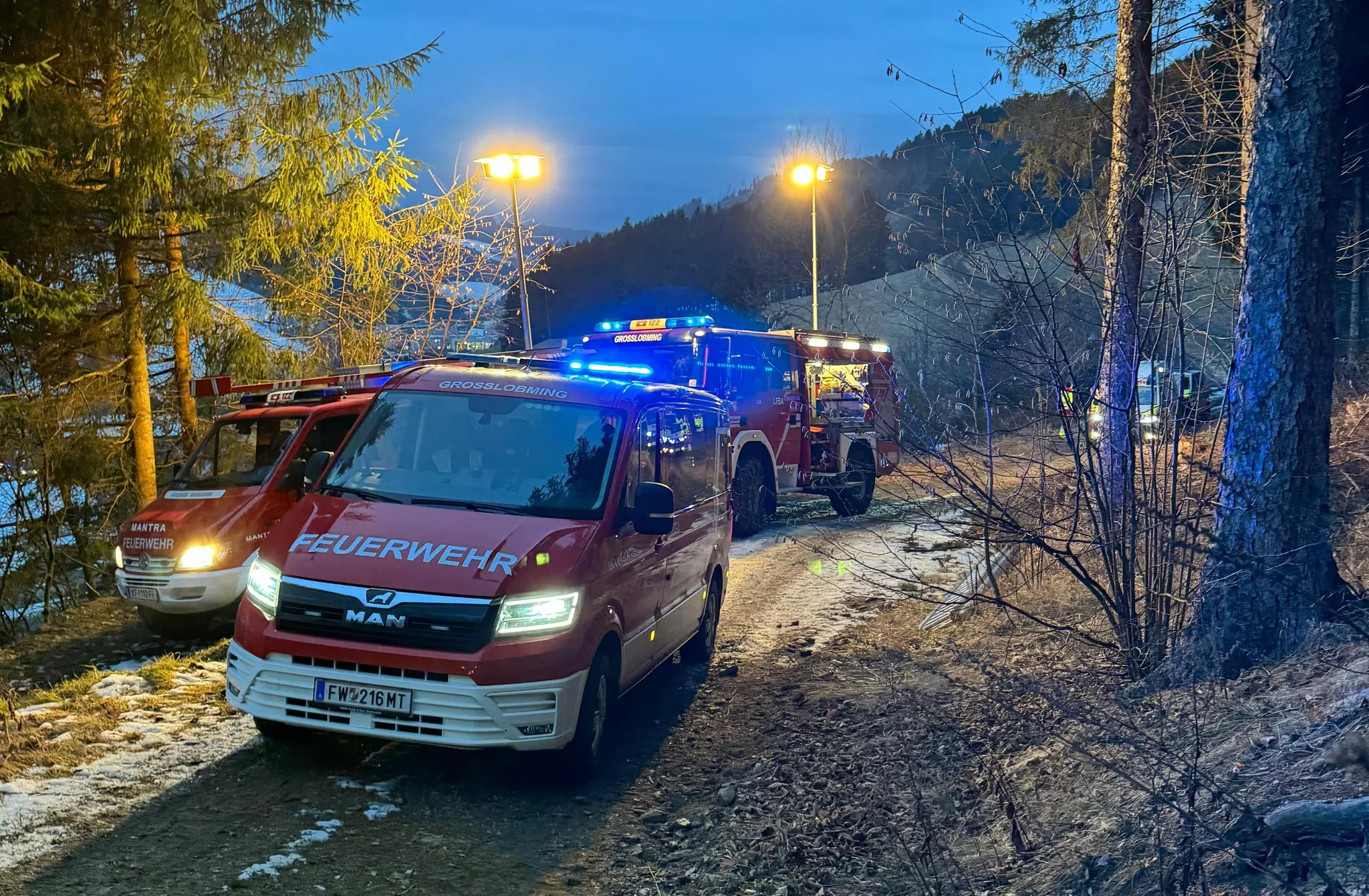 Lobmingtal: Lkw landet auf Forstweg, der Fahrer wurde eingeklemmt - Murtal