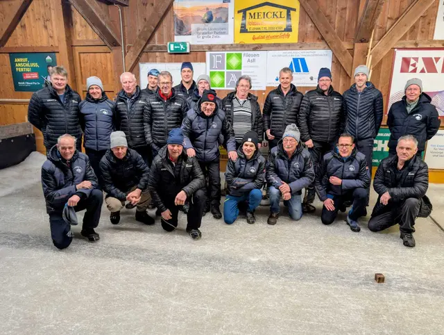 Die Partie EC Rummlerhof : ESC Jochberg begann mit einem Gemeinschaftsbild und mit einer Trauerminute für den kürzlich verstorbenen ESC-Jochberg-Spieler, Alois Exenberger.