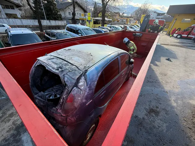 Die Feuerwehr löschte den in Jenbach in Brand geratenen Pkw. Nach der Abschleppung entzündete sich das Elektroauto erneut und musste in Schwaz in einem speziellen E-Brand-Container geflutet werden. | Foto: zoom.tirol
