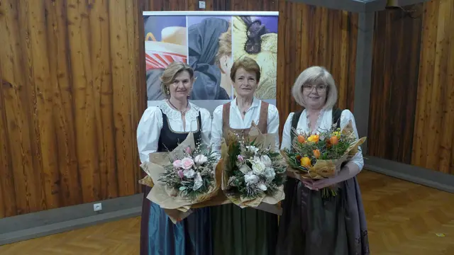 Martina Stehrer, ehemalige Landesobfrau Martina Pühringer und Bezirksobfrau Silvia Minoth (v. li.). | Foto: Goldhaubenfrauen Steyr-Land