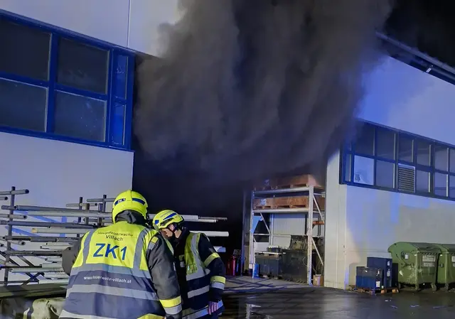 Starke Rauchentwicklung vor Ort. | Foto: HFW Villach