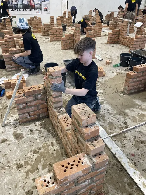 Maurerprofi von morgen: Mit Simon Gutmann von der Polytechnischen Schule Feldbach konnte beim Wettbewerb in Übelbach niemand mithalten. | Foto: PTS Feldbach