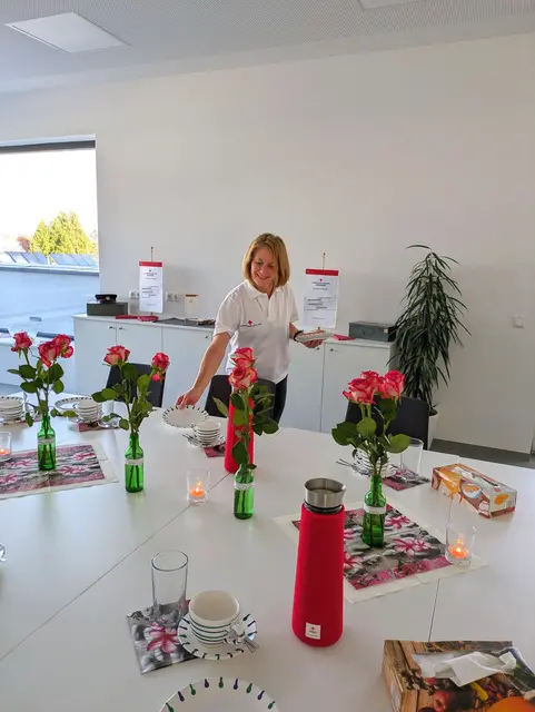 Freiwillige RK-Hospizmitarbeiterin Rosina Haring beim Vorbereiten eines Trauercafés   | Foto: OÖRK