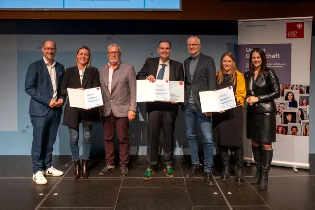 Alle zwei Jahre werden vom Land Tirol die familienfreundlichsten Betriebe ausgezeichnet: hier die Top-3 Platzierten der Kategorie „Privates Wirtschaftsunternehmen bis 20 MitarbeiterInnen“. | Foto: Land Tirol/Jovanovic