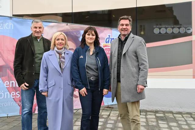 Wirtschafts-Stadtrat Peter Engelbrechtsmüller, Hauseigentümerin Isabella Harreither, Marktverantwortliche Silvia Grurl und Bürgermeister Werner Krammer (v.l.) | Foto: Stadt Waidhofen a/d Ybbs