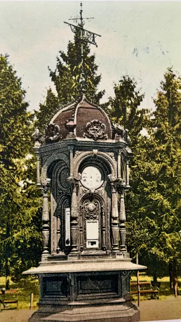 Prunkvoll: Das Wetterhaus im Stadtpark zeigt bereits seit 1887 im Grazer Stadtpark Uhrzeit, Luftdruck und Temperatur an.  | Foto: Sammlung Kubinzky