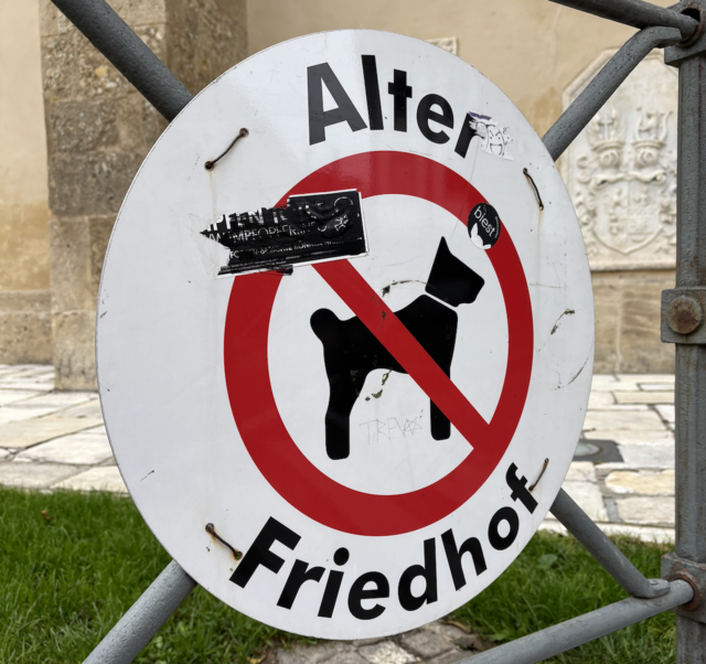 Der alte Friedhof darf aus Respektgründen nicht zweckentfremdet werden – und schon gar nicht als Hundeklo verstanden werden. | Foto: Peter Kleinrath