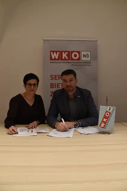 Jahresbilanz in Scheibbs: WKNÖ-Bezirksobfrau Silvia Teufl und Bezirksstellenleiter Augustin Reichenvater bei der Analyse der Zahlen | Foto: Roland Mayr/MeinBezirk Scheibbs