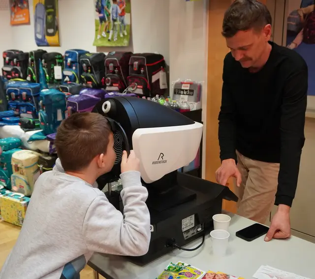 Bei Optiker Eselböck können die Kinder gratis einen Sehtest machen. | Foto: Barbara Babonitsch-Diewald/MeinBezirk