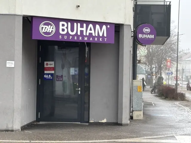 Buham als Buhmann! Der dpd-Paketshop ist versperrt, die Pakete bleiben liegen.  | Foto: Wolfgang Ilkerl
