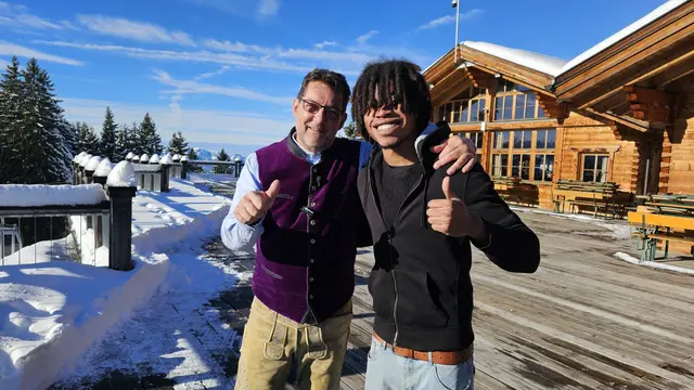 Foto: Sofia Pellegrini: Kelvin Ugue (re) ist zu Gast bei Andreas Seeburger (li) in der Fernsehgondel am Muttersberg und rappt noch für die Kamera auf der Alpengasthof-Panoramaterrasse auf 1401.