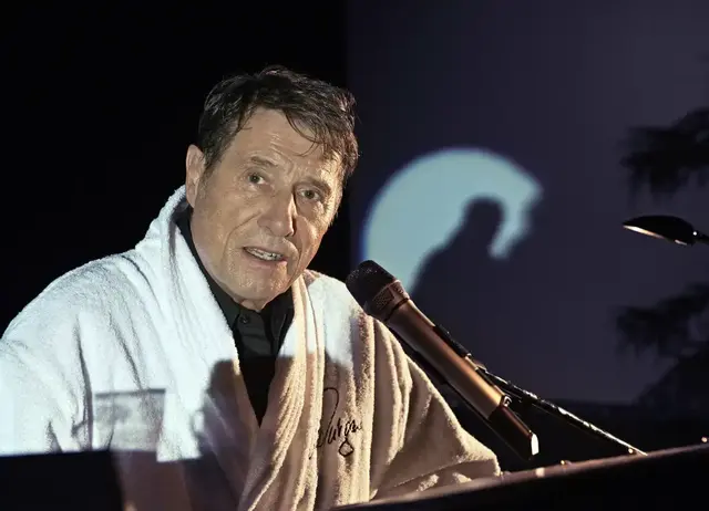 In Weiz lädt man zu einer Hommage an Udo Jürgens, bei der langjähriger Begleiter, Robert Helbig, von seinen Erinnerungen mit ihm erzählt. | Foto: ORF/Graf Filmproduktion/Toni Muhr