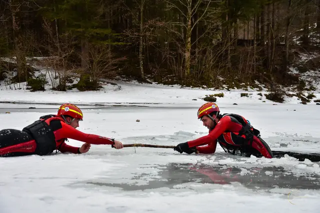 Die Schauübung am Vorderen Langbathsee zeigte, wie man bei Notfällen auf und im Eis reagieren sollte. | Foto: ÖWR Ebensee/Yvonne Leitner