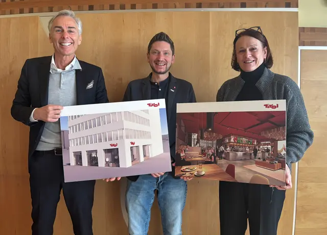 V.r.) Sonja Schütz (Inhaberin Umbrüggler Alm und Gastgeberin im Moments Tirol), Martin Reiter (Geschäftsführer Lebensraum Tirol Gruppe) und Klaus Perktold (Eigentümer des Tirol Hauses) präsentieren die kulinarische Partnerschaft für das Moments Tirol. | Foto: Lebensraum Tirol Gruppe