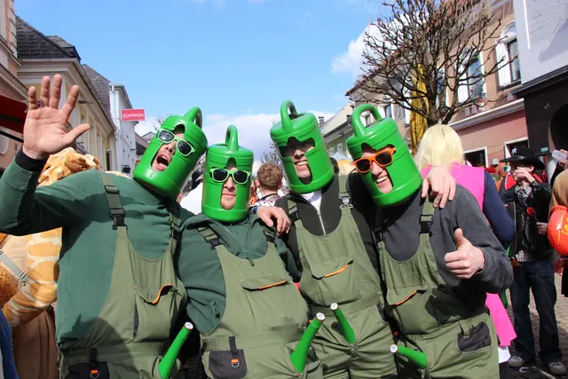 Die Innenstadt von Kirchdorf wird am Faschingssamstag wieder zum Tummelplatz ausgefallerner Masken und Kostümen. | Foto: Staudinger
