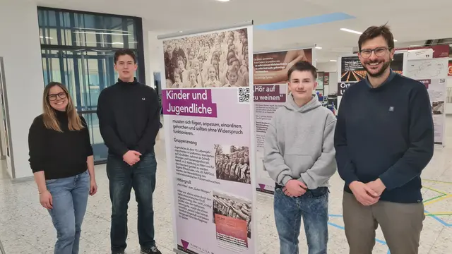 Von links nach rechts: Professorin Melanie Huemer, die Schüler Peter und Benjamin sowie Schularzt Gregor Fuchs.  | Foto: FMZ