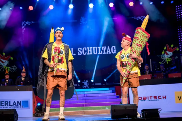 Die insgesamt acht Moderationen laufen heuer im Benjamin-Button-Stil, in dieser Szene befinden sich Hans-Jörg „Hone“ Petrik und Thomas Springer gerade in ihrer Schulzeit. | Foto: Foto Knaus