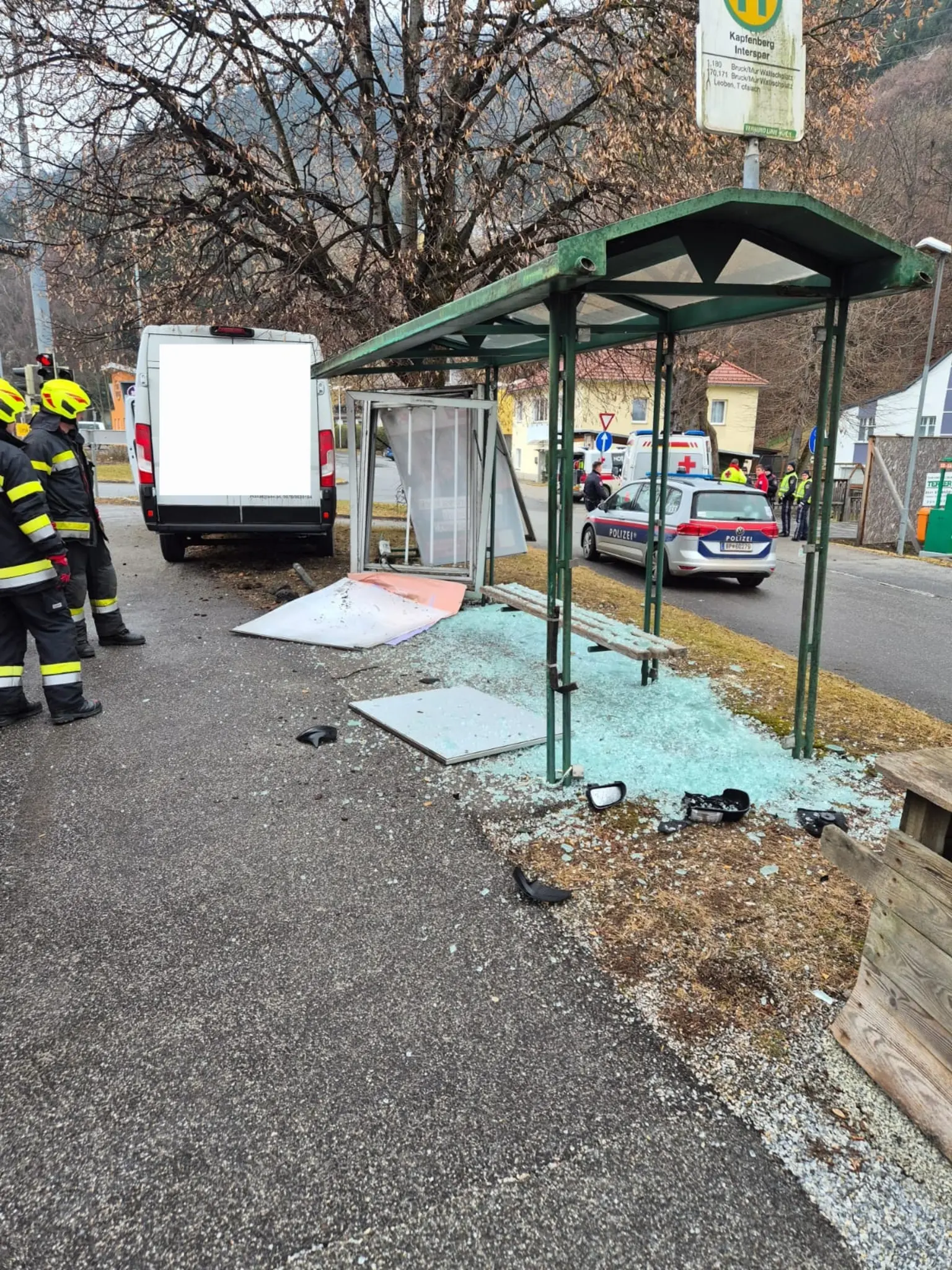 Kapfenberg: Transporter krachte in Kapfenberg in eine Bushaltestelle - ...