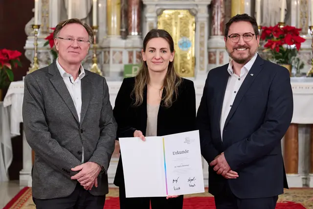 Die Chirurgin Katrin Steinmayr aus Wolfern wurde zur Oberärztin am Ordensklinikum Linz ernannt. Die Urkunde überreichten die ärztlichen Direktoren Stefan Beyerlein und Michael Girschikofsky. | Foto: Ordensklinikum Linz/Martin Wiesler