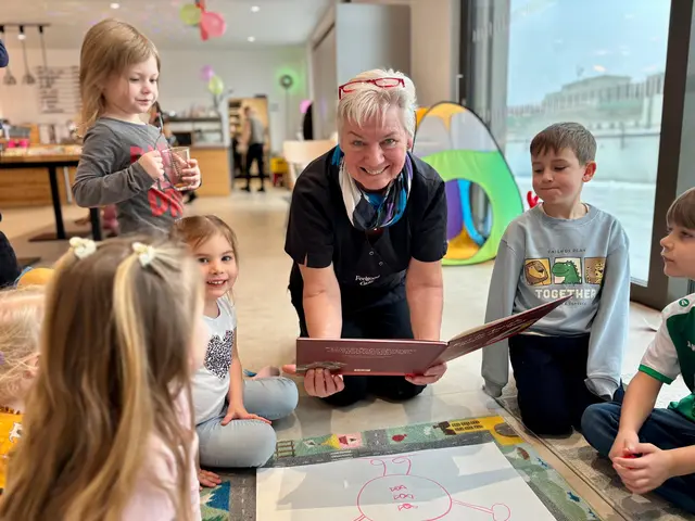 "Oma" Andrea Breitenseher las den Kindern spannende Geschichten vor. | Foto: Markus Kahrer