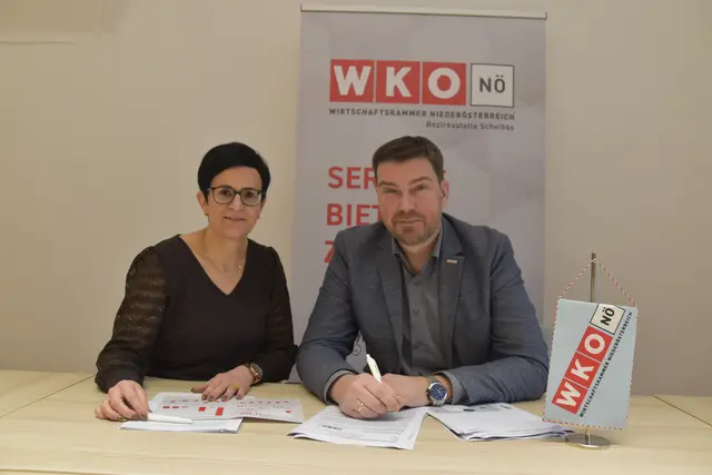 Jahresbilanz in Scheibbs: WKNÖ-Bezirksobfrau Silvia Teufl und Bezirksstellenleiter Augustin Reichenvater bei der Analyse der Zahlen | Foto: Roland Mayr/MeinBezirk Scheibbs