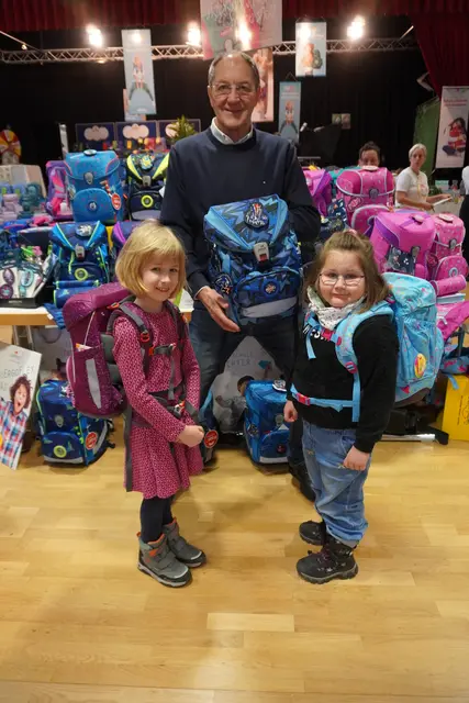 Strahlende Gesichter bei der Anprobe, der vielleicht schon zukünftigen Schultasche.  | Foto: Barbara Babonitsch-Diewald/MeinBezirk