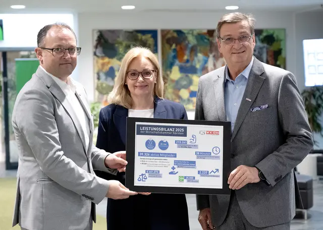Die Wirtschaftskammer Kärnten leistete im Vorjahr Service für die Kärntner Unternehmen im Wert von über 40 Millionen Euro.  Am Foto: WK-Direktor Meinrad Höfferer, Jutta Steinkellner, Leiterin des Servicezentrums und WK-Präsident Jürgen Mandl. | Foto: WKK/Studiohorst