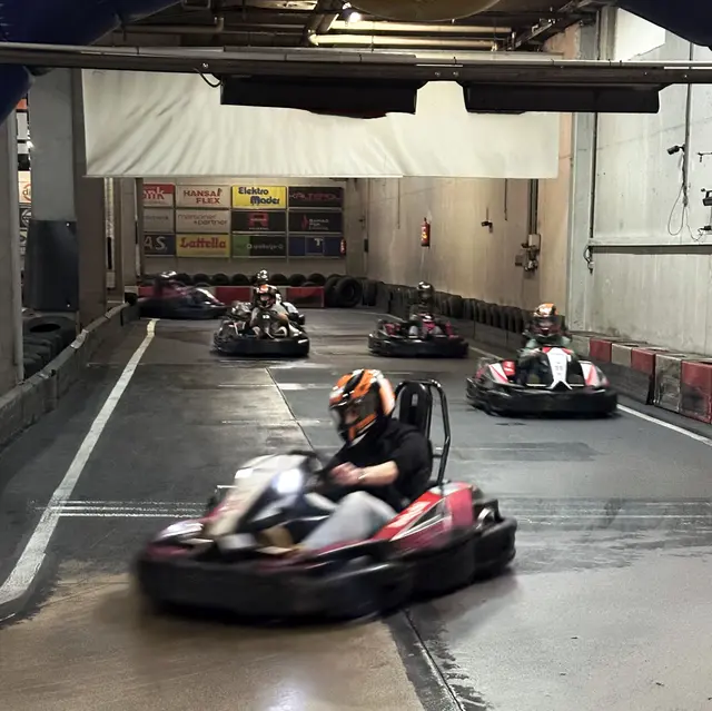 Und als krönenden Abschluss legten die Youngsters ein heißes Rennen auf die Kart-Bahn in Innsbruck.
 | Foto: ADLER